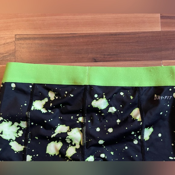 Nike Pro Capri - Picture 2 of 5